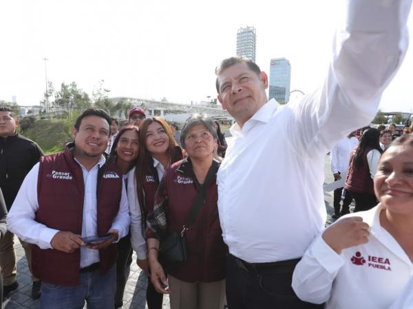 Entrega Gobierno de Puebla unidades y materiales para impulsar alfabetización