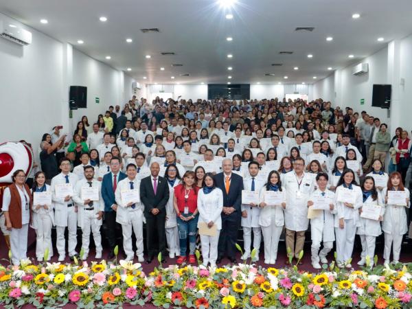 ISSSTEP fortalece formación médica con egreso de 81 internos pregrado
