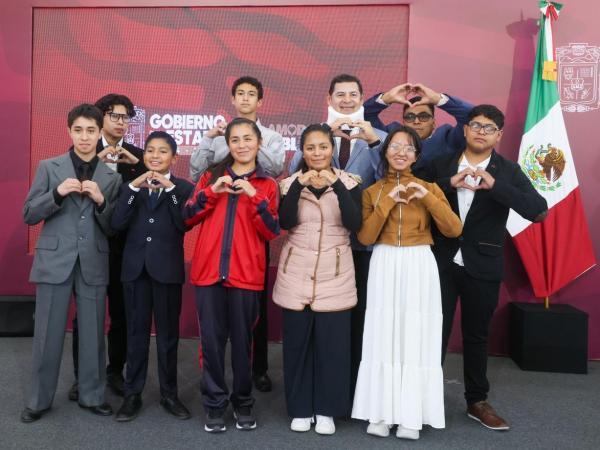 Gobierno Estatal apoya a talento poblano rumbo a olimpiada matemática en Singapur 