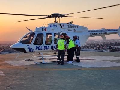 Ambulancia a&eacute;rea permite asistencia inmediata a mujer y su hijo accidentados en Pantepec