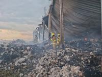 Tras 18 horas de labores, Protecci&oacute;n Civil liquida incendio en bodega