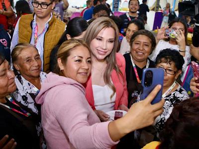 Con cercan&iacute;a y sensibilidad, Ceci Arellano comparte con familias en cierre de Feria de Puebla