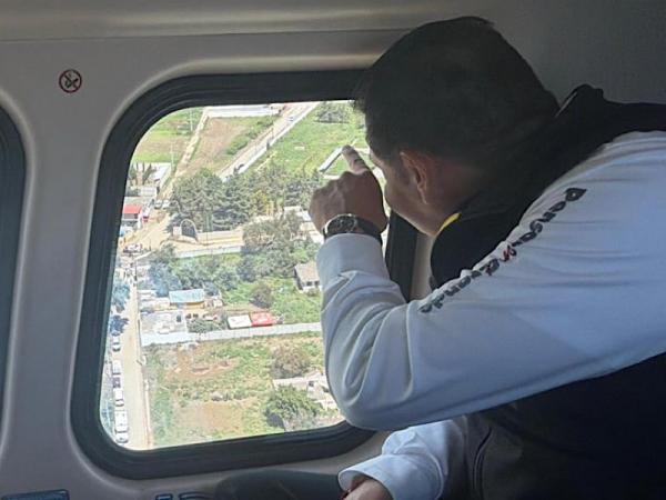 Por tierra y por aire, gobernador Armenta Mier recorre zona afectada en Ciudad Serd&aacute;n