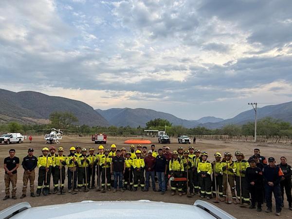 Gobierno del Estado continúa combate de incendio en la Mixteca