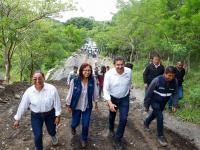 Gobierno federal y estatal encabezan reapertura de caminos y entrega de v&iacute;veres en Pantepec