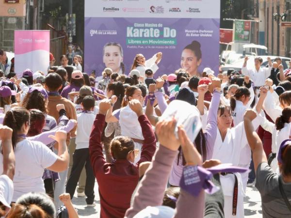Gobierno de Puebla impulsa clase masiva de karate para mujeres