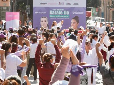 Gobierno de Puebla impulsa clase masiva de karate para mujeres