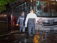 Brinda Policía Auxiliar apoyo a poblanos y estudiantes varados tras fuertes lluvias