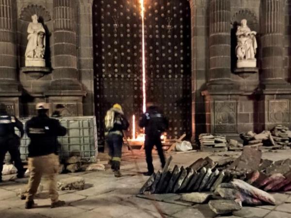 Protección Civil sofoca incendio en Catedral de Puebla