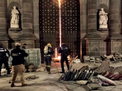 Protecci&oacute;n Civil sofoca incendio en Catedral de Puebla