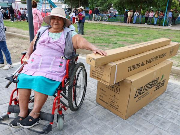 Gobierno del estado cumple compromisos con familias de San José Chiapa