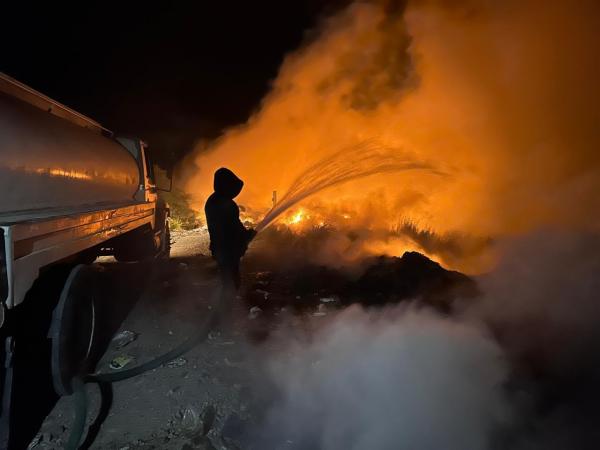 Gobierno del Estado combate incendio en Acatlán de Osorio