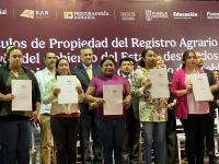 Entrega de t&iacute;tulos de propiedad a escuelas del estado de Puebla