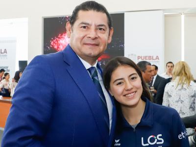 Alejandro Armenta reconoce a nadadora poblana por su participación internacional
