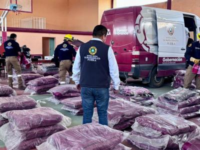 Gobierno del Estado entrega apoyos a familias afectadas por lluvias en Ixtacamaxtitl&aacute;n