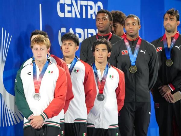 El nadador poblano Santiago Blanco sube al podio en los JCC 2026