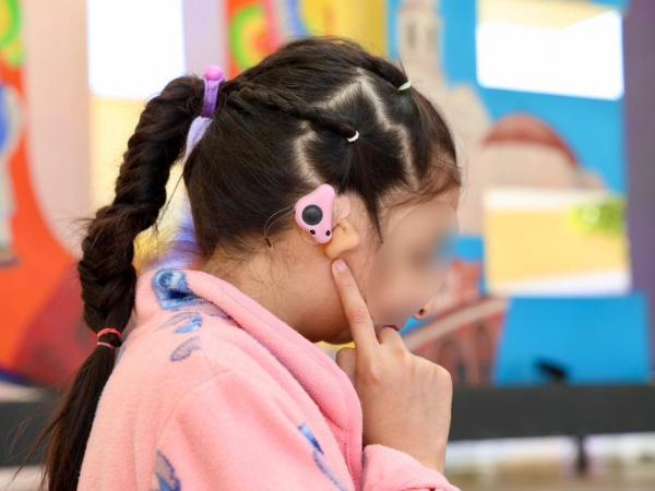 Beneficencia Pública y SEDIF acercan tecnología auditiva a infancias con Treacher Collins