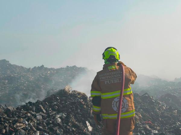 Avanza control del incendio en relleno sanitario de Acatlán