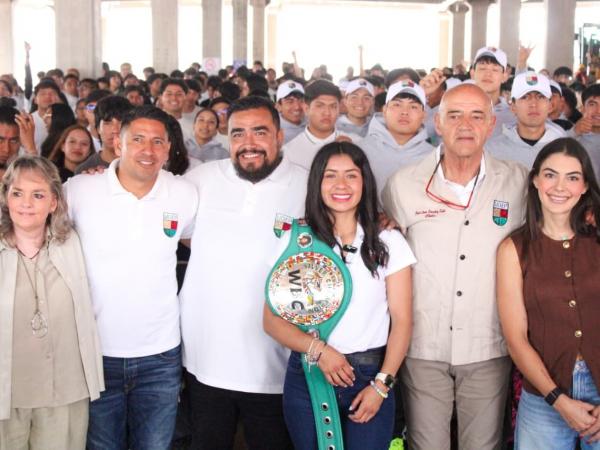 Entregan paquetes de bienvenida a estudiantes de la Universidad del Deporte