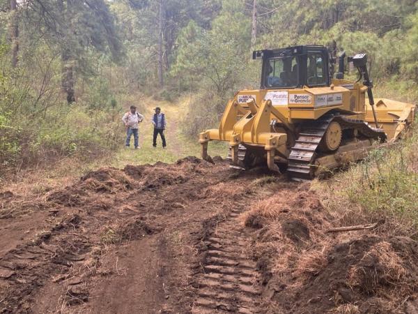 Refuerza Gobierno del Estado prevención de incendios con brechas cortafuegos en Chiautzingo