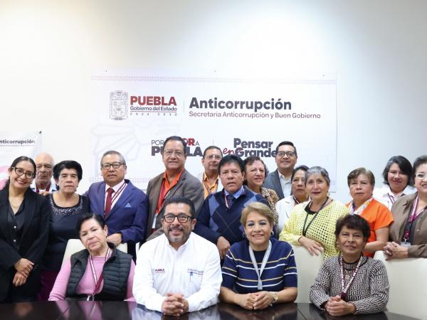 Gobierno de Puebla reconoce a trabajadores con más de 30 años de servicio