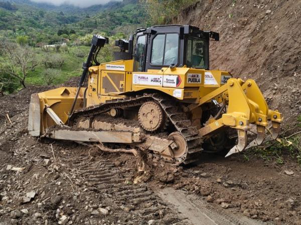 Reconstruye Gobierno de Puebla carretera en Pahuatlán por derrumbe menor