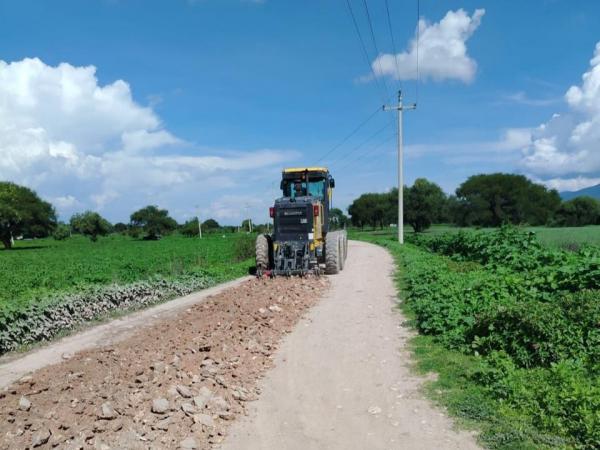 Rehabilita Gobierno del Estado caminos saca cosechas en Xochitlán Todos Santos