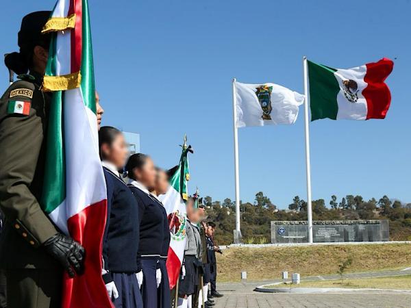 Abandera Alejandro Armenta a escoltas en conmemoración del Día de la Bandera