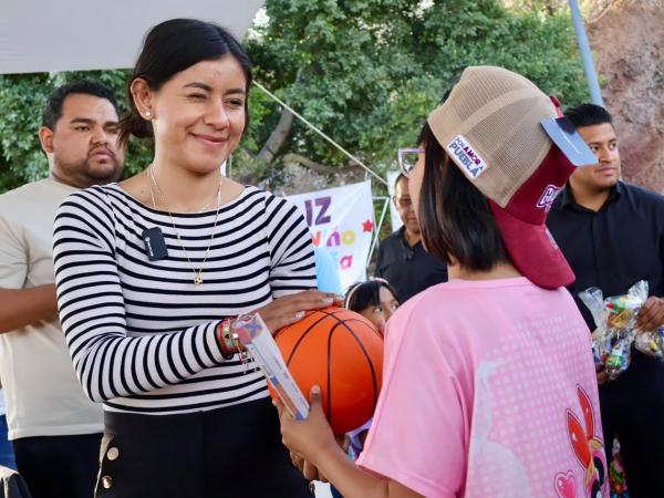 Al recibir juguetes, niñas y niños llenan de magia sus corazones: Gaby “La Bonita” Sánchez