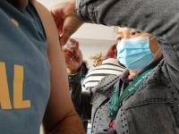 IMSS-Bienestar y Gobierno Estatal mantienen vacunaci&oacute;n en mercados y plazas