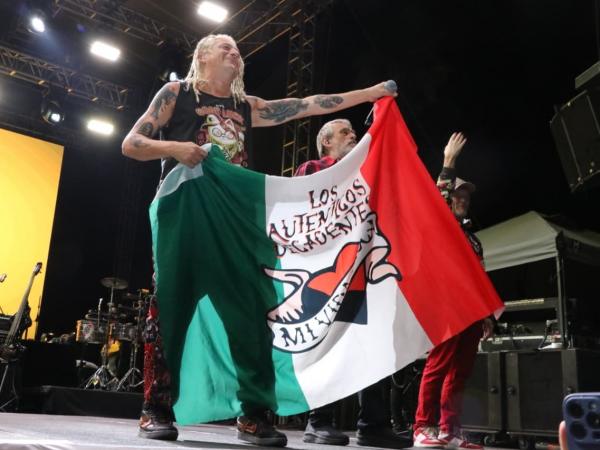 Más de 7 mil personas disfrutaron del concierto de Los Auténticos Decadentes