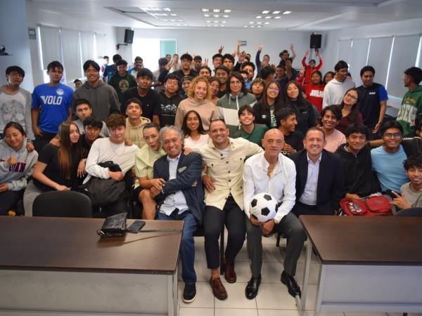 Presenta rector de UDEP ponencia ante estudiantes de Cultura Física BUAP